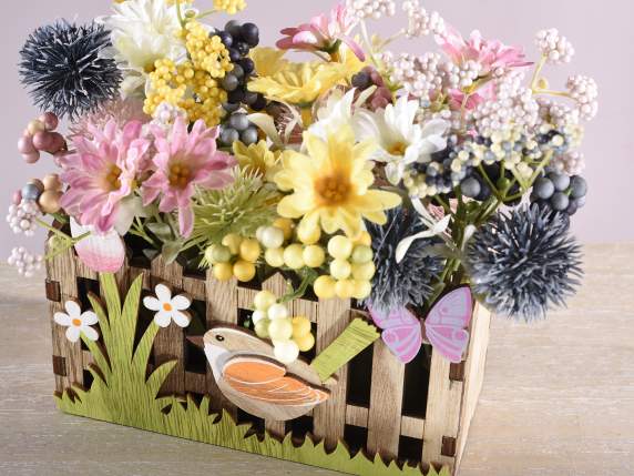 Holzkorbzaun mit kleinem Vogel, Blumen und Schmetterlingen