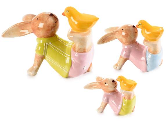 Set aus 3 liegenden Hasen mit farbigem Keramikküken
