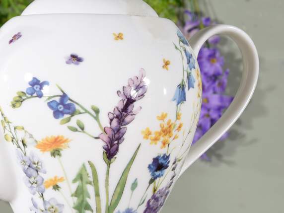 Teekanne aus Porzellan mit Blumendekor