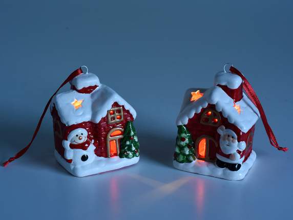 Keramikhaus mit Weihnachtsfiguren und Lichtern zum Aufhängen