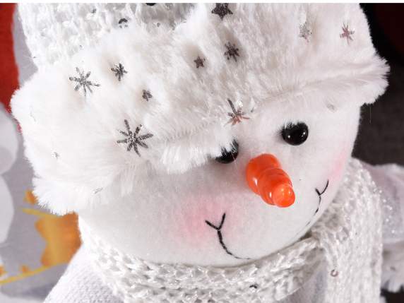 Weihnachtsfigur aus Stoff-Strick mit silbernen Details
