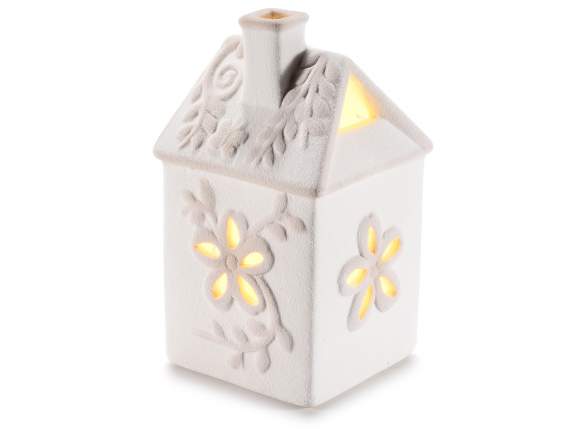 Porzellanhaus mit geprägten Blumendetails und LED-Leuchten