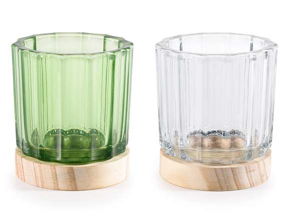 Gerändelter Teelichthalter aus Glas mit Holzsockel