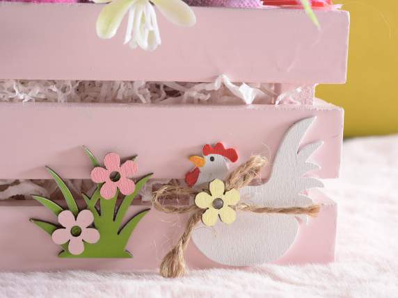 Farbige Holzkiste mit Henne und dekorativen Blumen