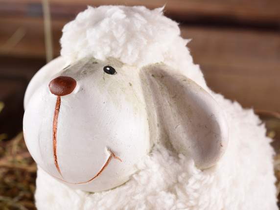 Deko-Schaf aus Terrakotta mit weichem Kunstfell