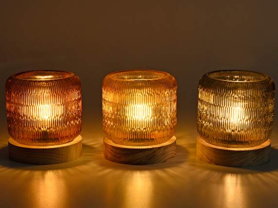 Farbige Glaslampe mit Holzsockel und LED-Glühbirne
