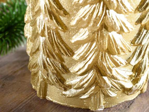 Große goldene Kerze mit geprägten Dekorationen in der Packun