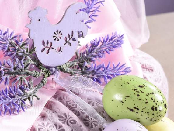 Hölzerne Henne mit Eiern, Bändern und Lavendel zum Aufhängen