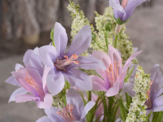 Blumenstrauß aus Lavendel und künstlichen Wildblumen