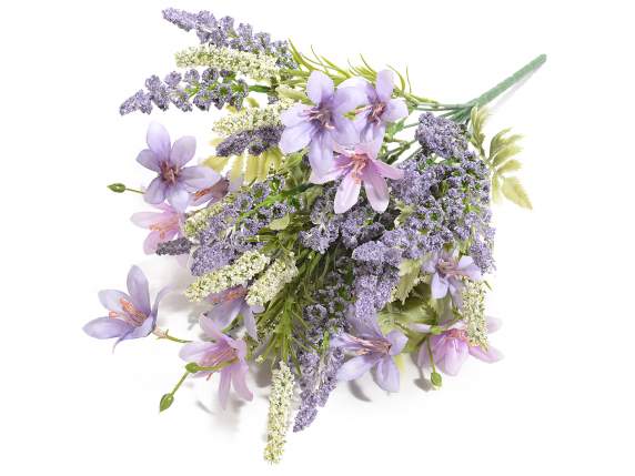 Blumenstrauß aus Lavendel und künstlichen Wildblumen