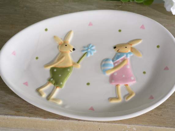 Set aus 2 Eiertellern aus Keramik mit geprägten Hasen