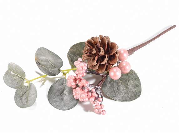 Bouquet mit Tannenzapfen und rosa Beeren