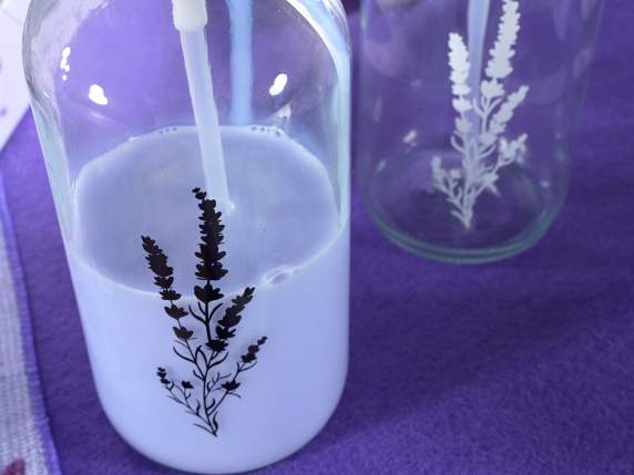 Seifenspender aus transparentem Glas mit Lavendeldekoratione