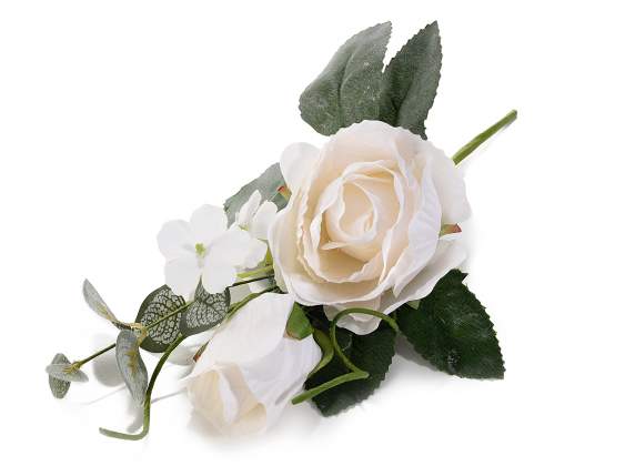 Rosenzweig aus weißem Stoff mit Knospe und kleinen Blumen