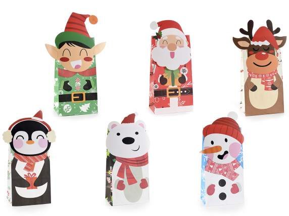 Farbige Papiertüte mit Weihnachtsfigur und Aufkleber