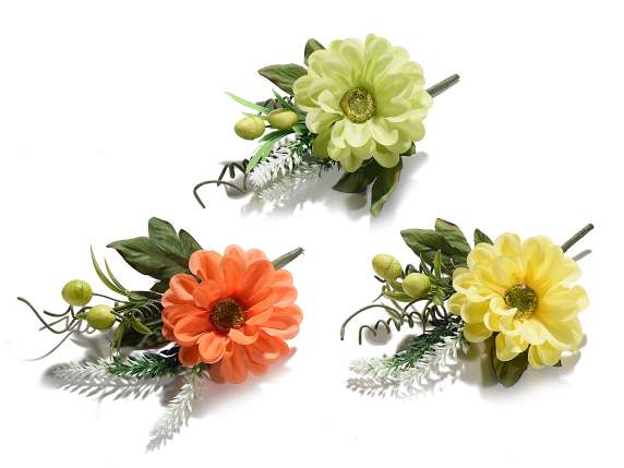 Blumenstrauß mit Stoffanemone, Beeren und kleinen Blumen