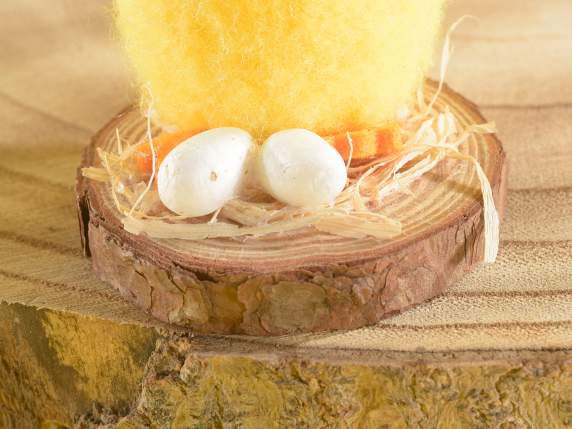Stoffküken mit Eiern auf einem Holzsockel zum Platzieren