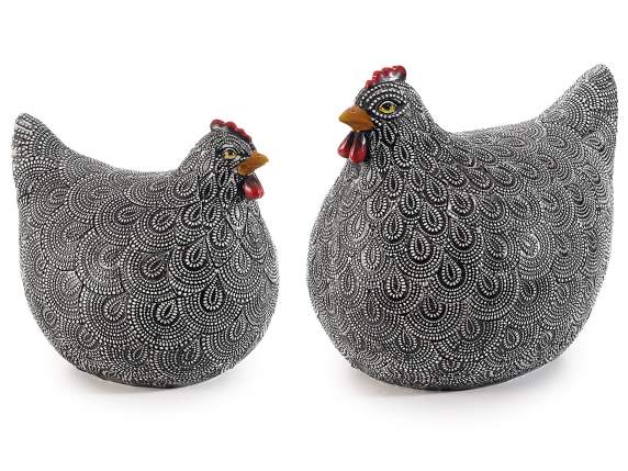 Set mit 2 Hühnern aus farbigem Harz mit gravierten Verzierun
