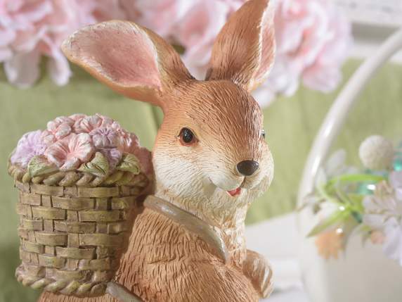 Dekorativer Hase aus Kunstharz mit Blumenkorb zum Platzieren
