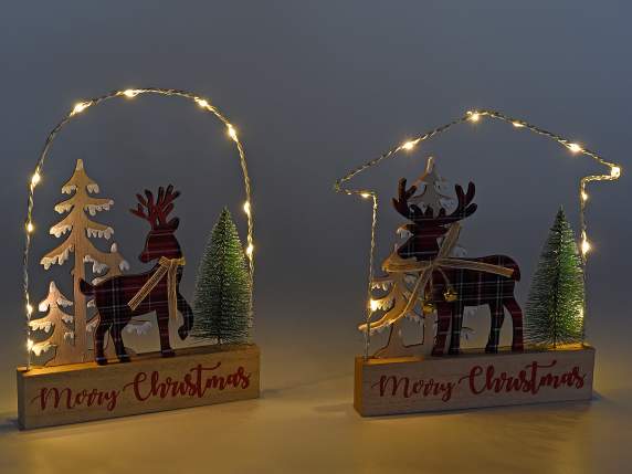 Holzdekoration mit Weihnachtslandschaft und Lichtern