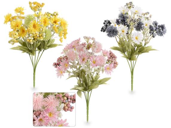Blumenstrauß aus Wildblumen und künstlichen Beeren