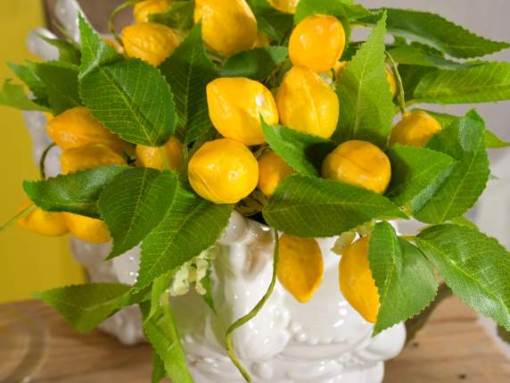 Strauß künstlicher Zitronen mit kleinen Blüten