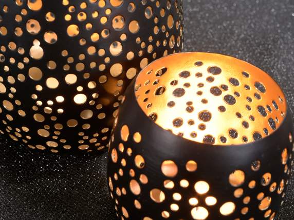 Set mit 2 Kerzenhaltern aus geschnitztem Metall und goldenem