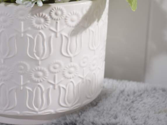 Set aus 2 weißen Keramikvasen mit geprägten Verzierungen