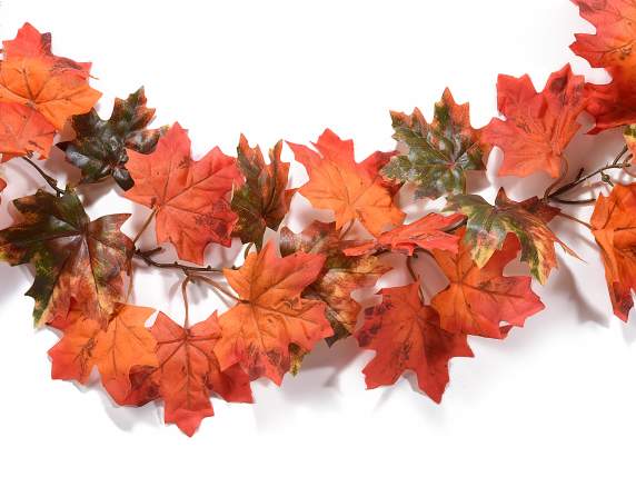 Corona artificial de hojas de otoño.