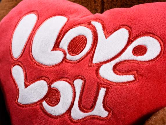 Teddybär mit gepolstertem Herzen und „I Love you“-Schriftzug