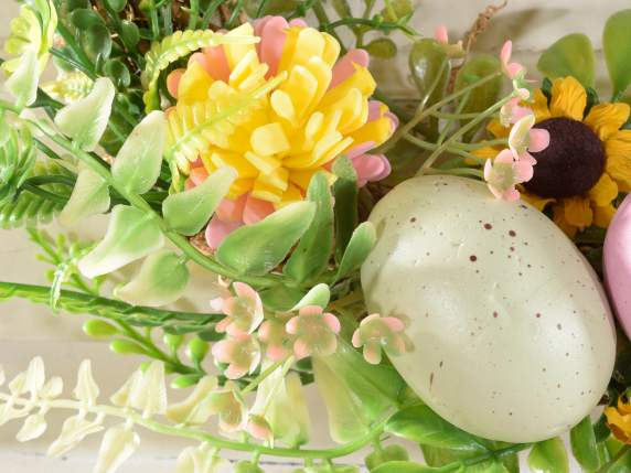 Ghirlanda in legno con uova e fiori colorati da appendere