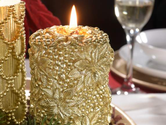 Große goldene Kerze mit geprägten Verzierungen im Einzelpack