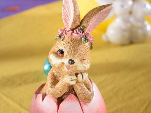Lapin décoratif en résine dans un œuf de Pâques coloré
