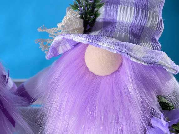 Langbeiniger Zwerg aus Stoff mit Lavendelzweigen