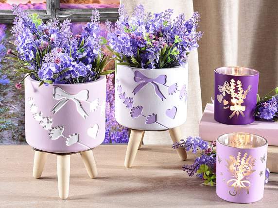 Zementvase auf Holzstativ mit Lavendel-Dekorationen