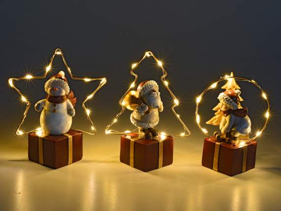 Weihnachtsfigur aus Kunstharz auf Geschenkverpackung mit LED