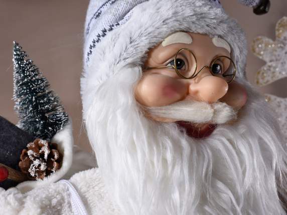 Papá Noel con traje blanco, detalles de piel ecológica, rega