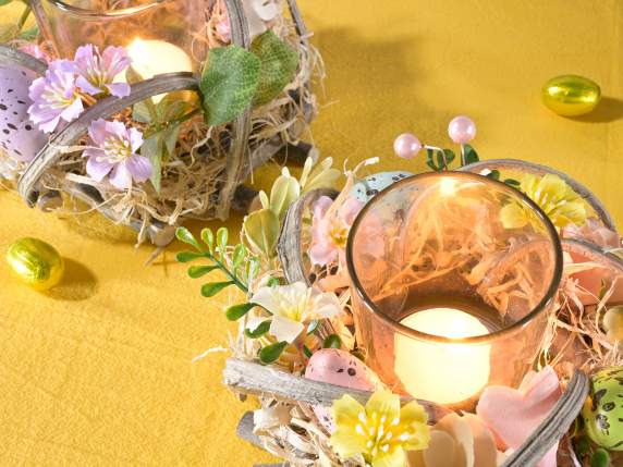 Centro de mesa de madera con candelabro de cristal, huevos y