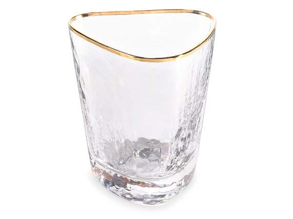 Vaso triangular de vidrio martillado con borde dorado.
