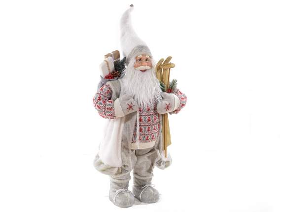 Papá Noel con traje de punto, esquís de madera y saco con re
