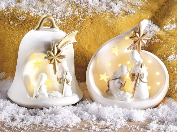 Belén de cerámica blanca con detalles dorados y luces LED