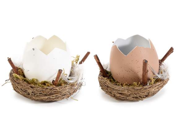 Huevo decorativo en nido de paja