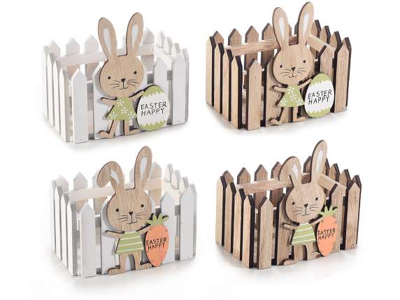 Panier de clôture en bois avec lapin et œufs-carotte