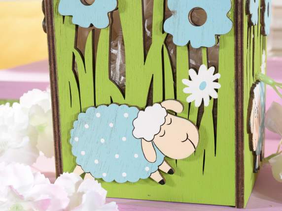 Panier en bois coloré avec pré de fleurs et moutons