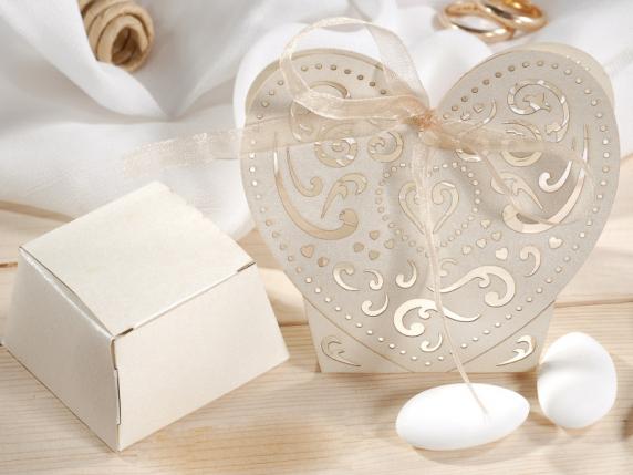 Pearly paper shaped heart ecrù box for sugared almond.