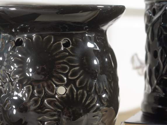 Esencias de quemaduras en cerámica negra con decoraciones en