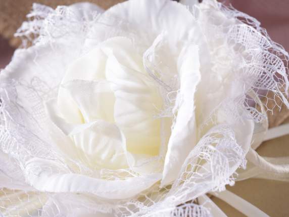 Trandafir alb din țesătură și dantelă cu panglică din organz