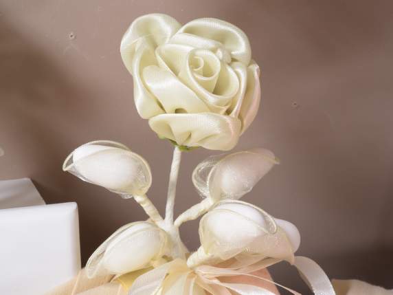 Trandafir mare de satin cu 5 rachete de migdale zahăr ecru -