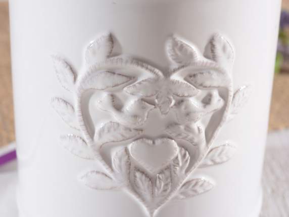 Bote de comida en cerámica blanca con decoraciones en reliev