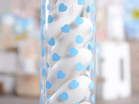 Tubo de ensayo de confeti de vidrio con corazones azules y t